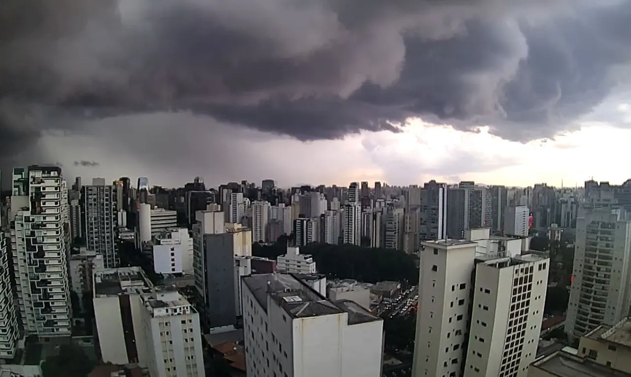 A imagem mostra o avanço de chuva em São Paulo